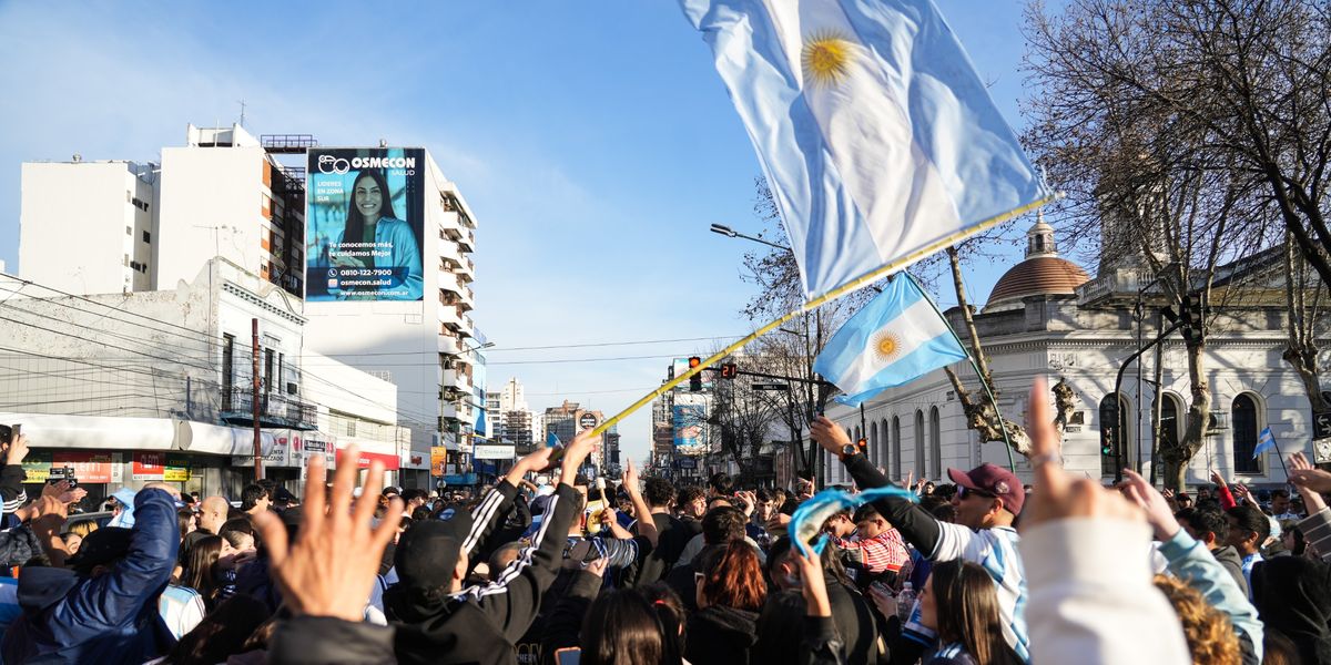 La épica victoria de la Selección se festeja con euforia en Lomas.