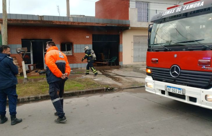 Bomberos, Policía y Defensa Civil en el lugar del incendio.