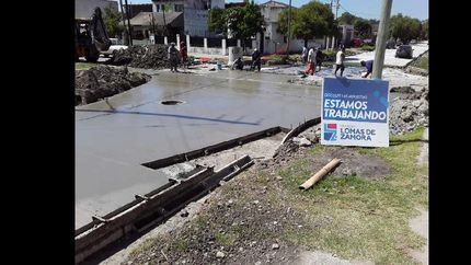 aprovechan la menor circulacion de gente para asfaltar y reparar baches en calles y avenidas