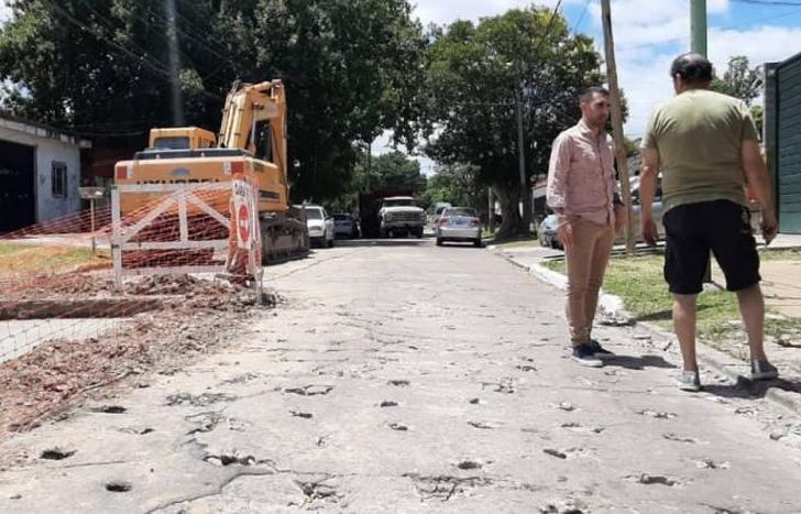 Continúan la repavimentación de la calle Boedo.