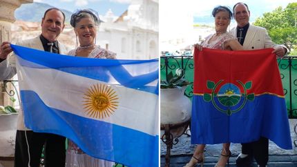 Daniel luce con orgullo la bandera nacional y la insignia del Municipio de Lomas en tierras guatemaltecas.