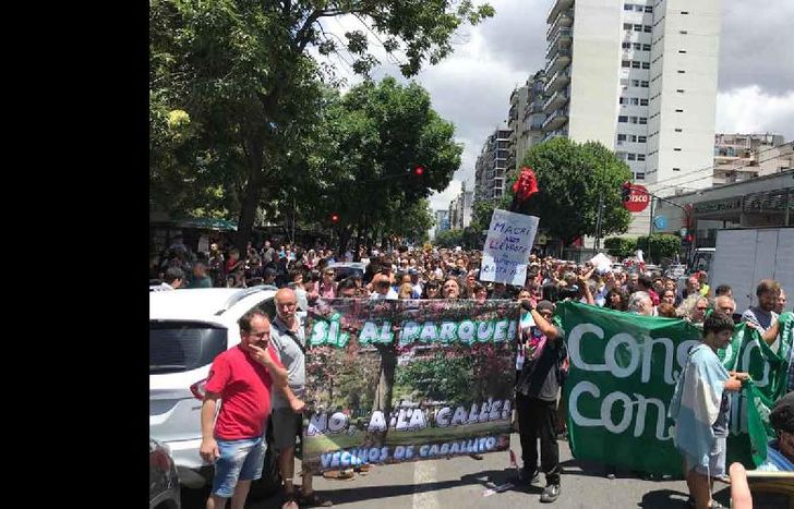 “Sí al Parque, no a la calle” es la consigna de vecinos y libreros.