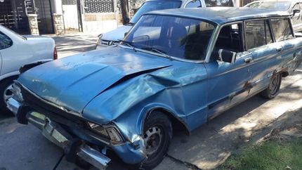El auto en el que iban los delincuentes.