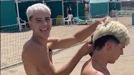 fue a la playa y regala cortes de pelo a quien hace mas jueguitos