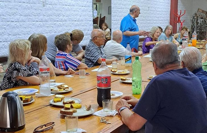 La mateada es abierta y gratuita: solamente se pide llevar algo para compartir entre todos.