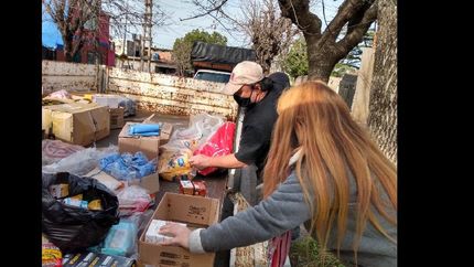 voluntarios de la unla acercan donaciones a 90 familias de lanus