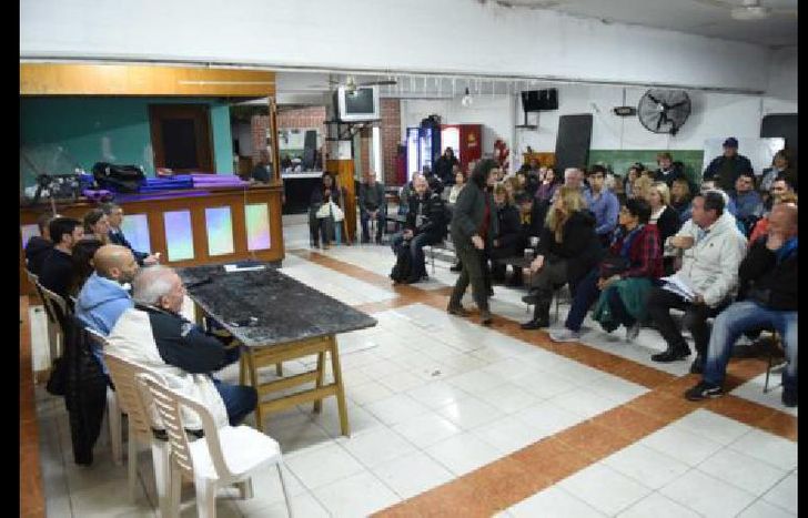 La reunión se desarrolló en la sociedad de fomento sarmiento, ubicada en la calle monteagudo 1539.