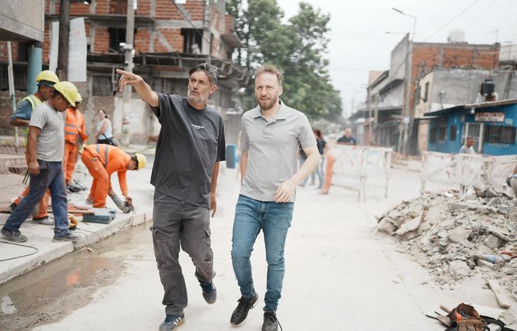 Avanzan las obras de repavimentación en más barrios de Lomas de Zamora.