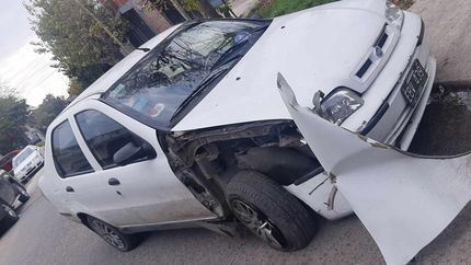 Así quedó el frente del auto dañado por el choque.