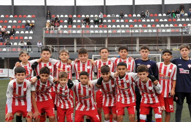 De fondo, la tribuna del predio.