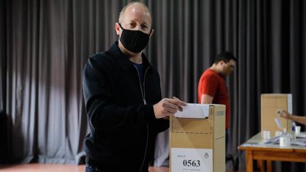 Martín fue a votar acompañado de su familia.