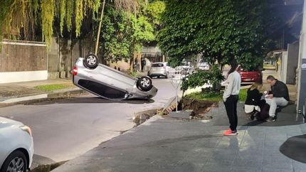 El auto quedó volcado sobre el asfalto.