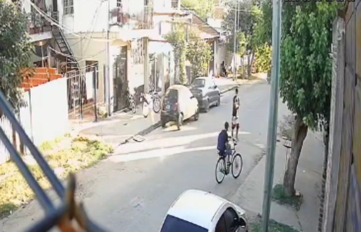 El ataque en patota quedó filmado.