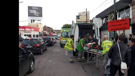 Médicos, enfermeros, choferes y radio-operadores trabajan en conjunto para dar una rápida asistencia.