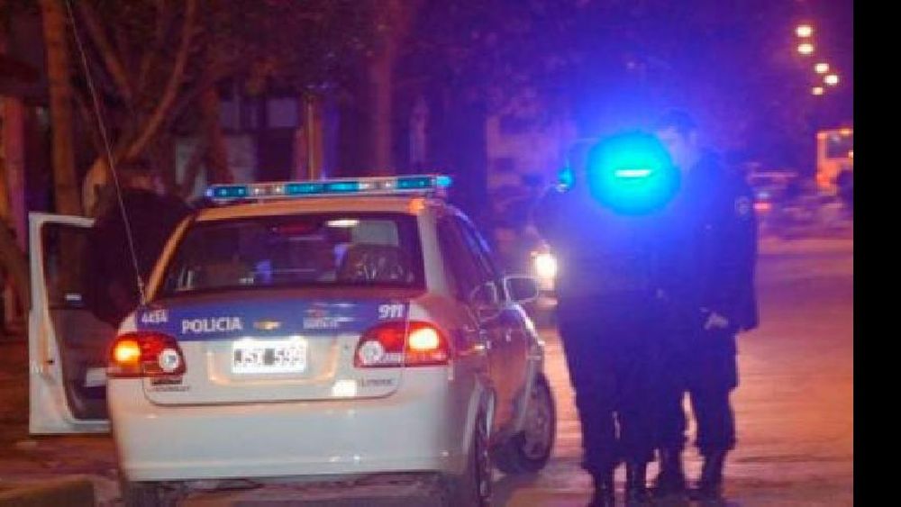 el oficial estaba como civil, pero reaccionó ante el ataque de los cuatro delincuentes.