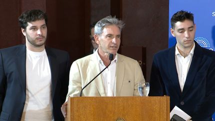 Pablo Ghisoni en el Senado junto a sus hijos. Pablo Ghisoni en el Senado junto a sus hijos.