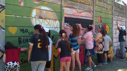 Cada obra se inició a partir de ideas y bocetos elaborados por niños y adolescentes.