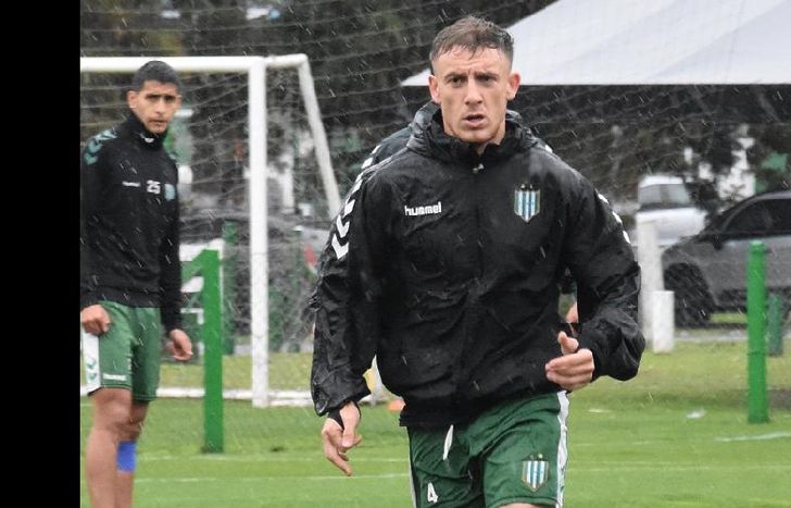 La lluvia dominó la escena en el primer entrenamiento de la semana.