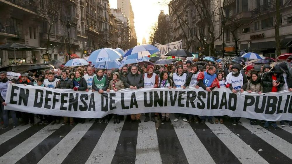 Los trabajadores universitarios perdieron casi el 30% de su salario