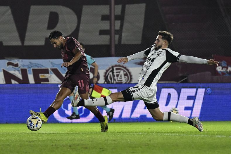 Salvio tuvo una clara en le primer tiempo para poner en ventaja a Lanús.
