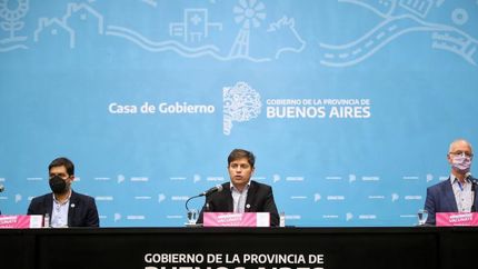 Kicillof junto a sus funcionarios.