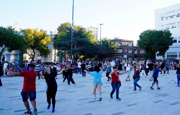En la Plaza Grigera habrá shows de rock, folklore y clases de baile.
