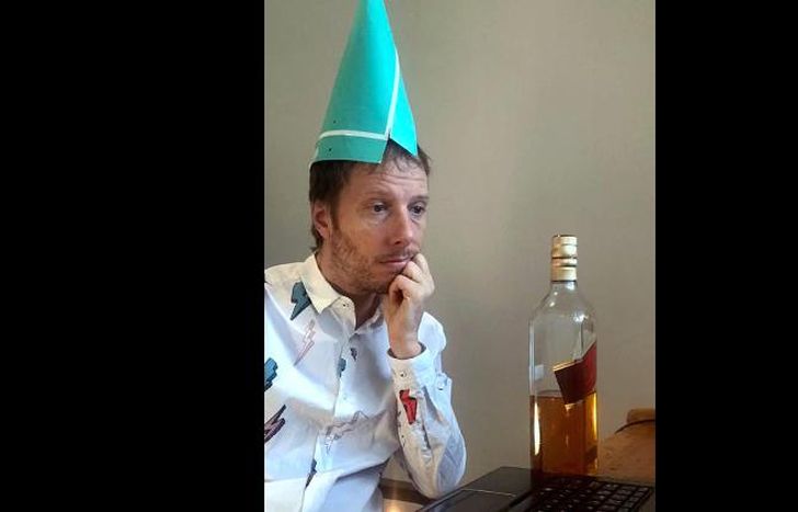 LOS VIERNES A LAS 22, A LA GORRA.