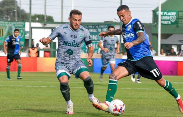 Agustín Urzi a punto de sacar el remate que desviará el arquero.