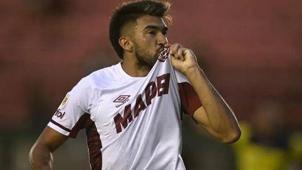 Marcelino Moreno tiene contrato con Lanús hasta 2027.