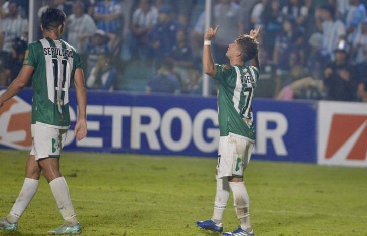 Rivera marcó dos golazos para el Albiverde ante el Decano.