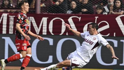 Cristian Lema sale al cruce de un rival. Cristian Lema sale al cruce de un rival.