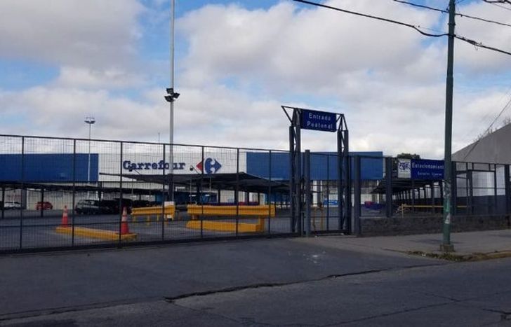 Policías confirmaron el macabro hallazgo en el estacionamiento de un supermercado.