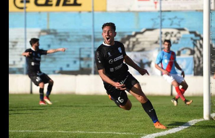 Ante Arsenal, marcó su primer gol como profesional.