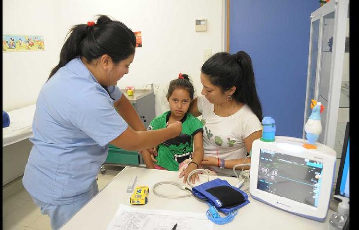 Profesionales reciben a los vecinos de todos los barrios en forma gratuita.