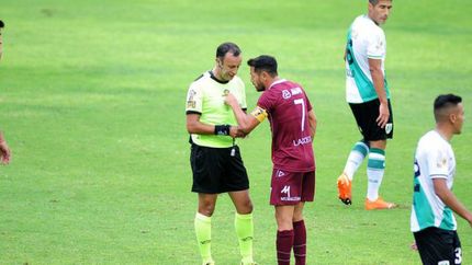 Un reclamo al árbitro durante le partido.