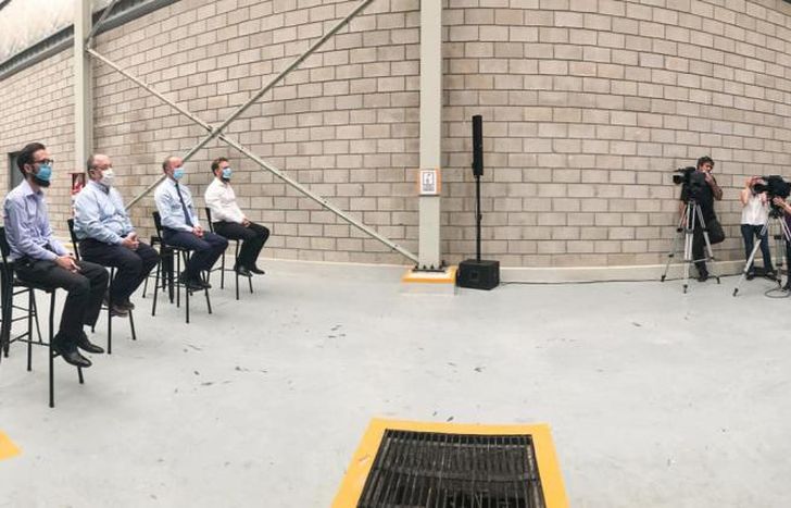 Durante la charla con los funcionarios.