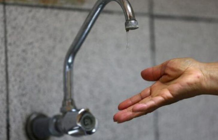Al abrir la canilla miles de vecinos se encontraron sin agua.