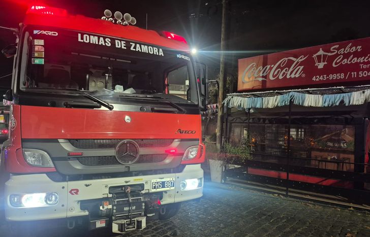 Los Bomberos de Lomas, en el lugar del incendio.