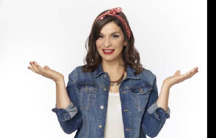 TIENE VIDEOS, CANCIONES Y MONÓLOGOS.