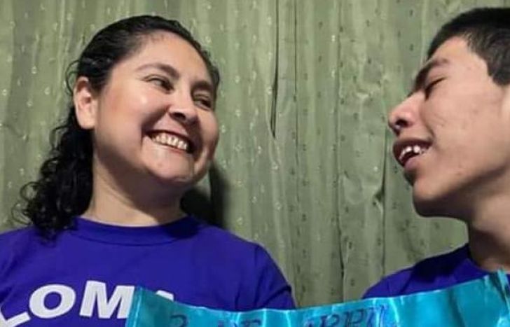 Valeria junto a su hijo en el Día Mundial del Autismo.