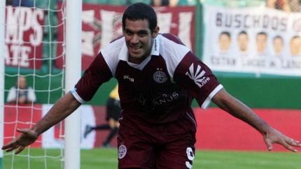 Uno de los festejos del Pepe en cancha de su clásico rival. Uno de los festejos del Pepe en cancha de su clásico rival.