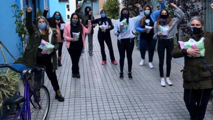 Se encargan de entregar kits de higiene menstrual a la comunidad. Se encargan de entregar kits de higiene menstrual a la comunidad.