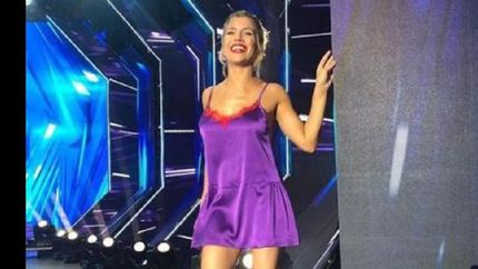 ella baila sola