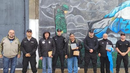En el mural se observa a un soldado junto a la bandera Argentina.
