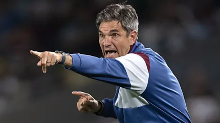 Pellegrino, el DT de Lanús, con la cabeza en el debut en la Libertadores. Pellegrino, el DT de Lanús, con la cabeza en el debut en la Libertadores.