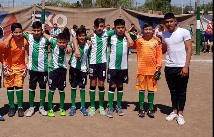 Los chicos, felices, disfrutan de su cancha.