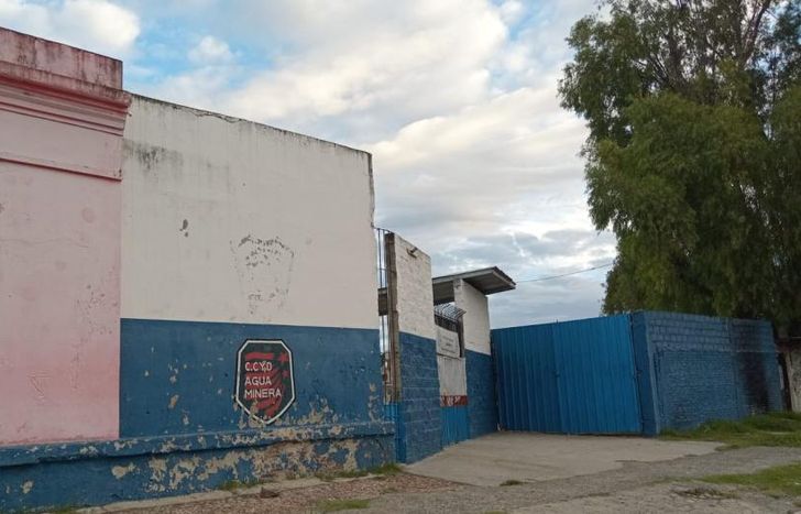 La fábrica se inauguró a principios del siglo XX. En 1999 y en ese mismo lugar, los vecinos crearon el Club Agua Mineral.