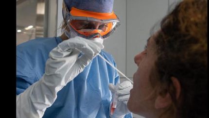 Los testeos se realizan en vecinos con síntomas de Covid-19.