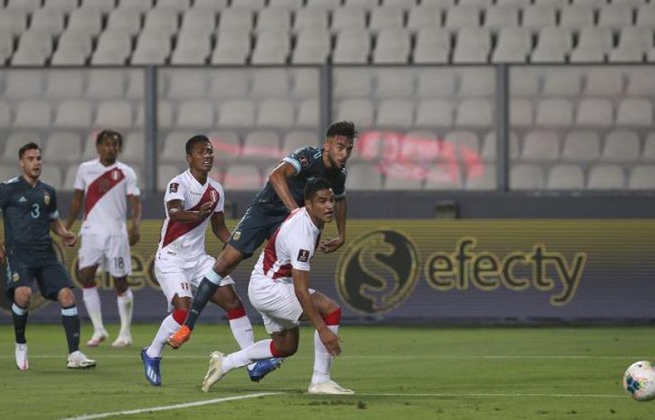 El remate de González va camino a la red del arco peruano.