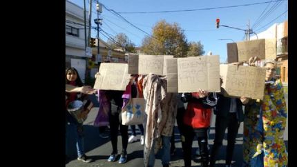 alumnos de la secundaria nº16 de lanus realizaron un ?frazadazo? para reclamar por la falta de gas en la escuela